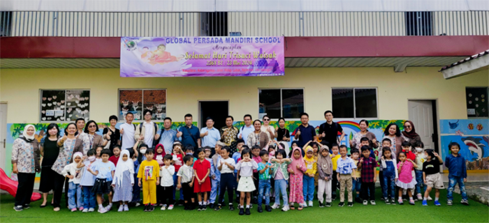 圖9 參展代表團(tuán)部分成員與印尼GPM學(xué)校幼兒園師生合影